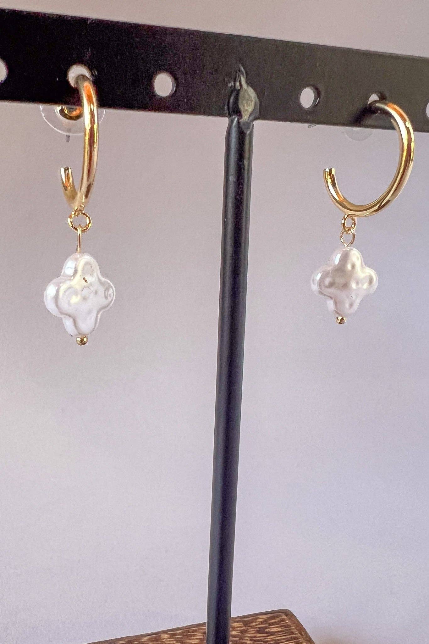 Pearl Hoop Clover Earring EG11