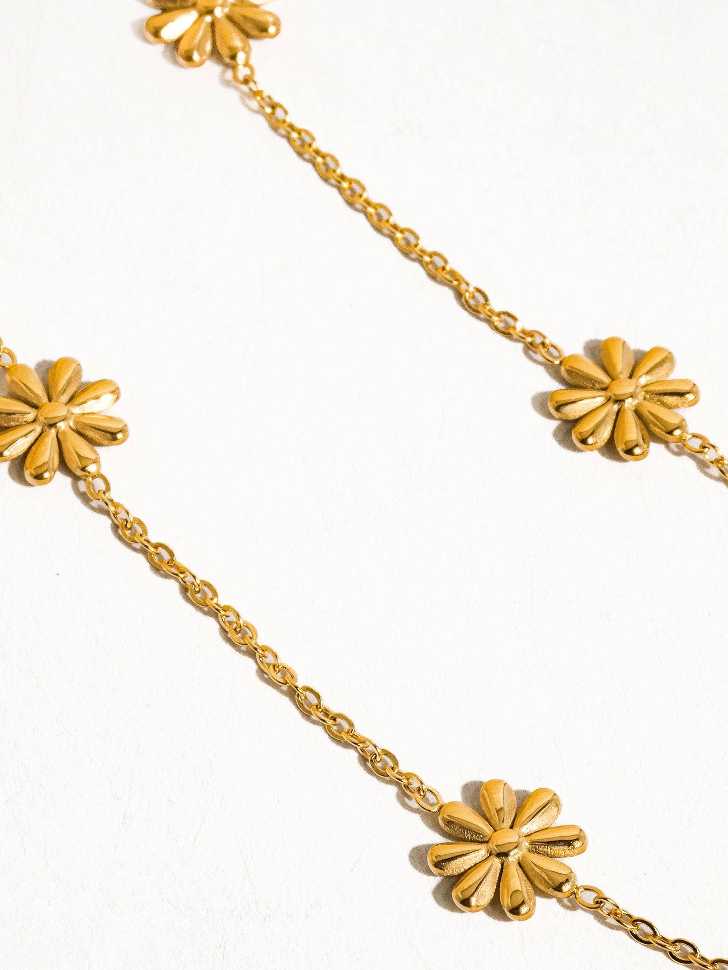 Sundown Non-Tarnish Festival Daisy Chain Necklace: Yellow Gold