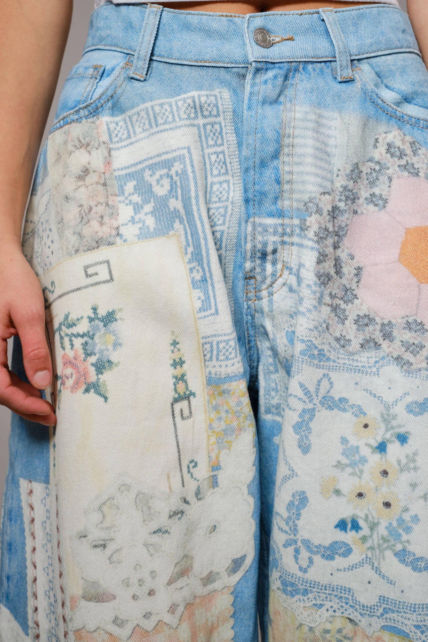 Patch Print Barrel Leg Jeans