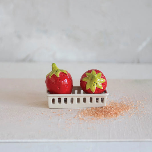 Strawberry salt and pepper set