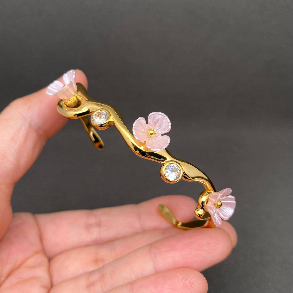 Zircon Inlaid Resin Flower 18K Gold Plated SS Cuff - FGS: White