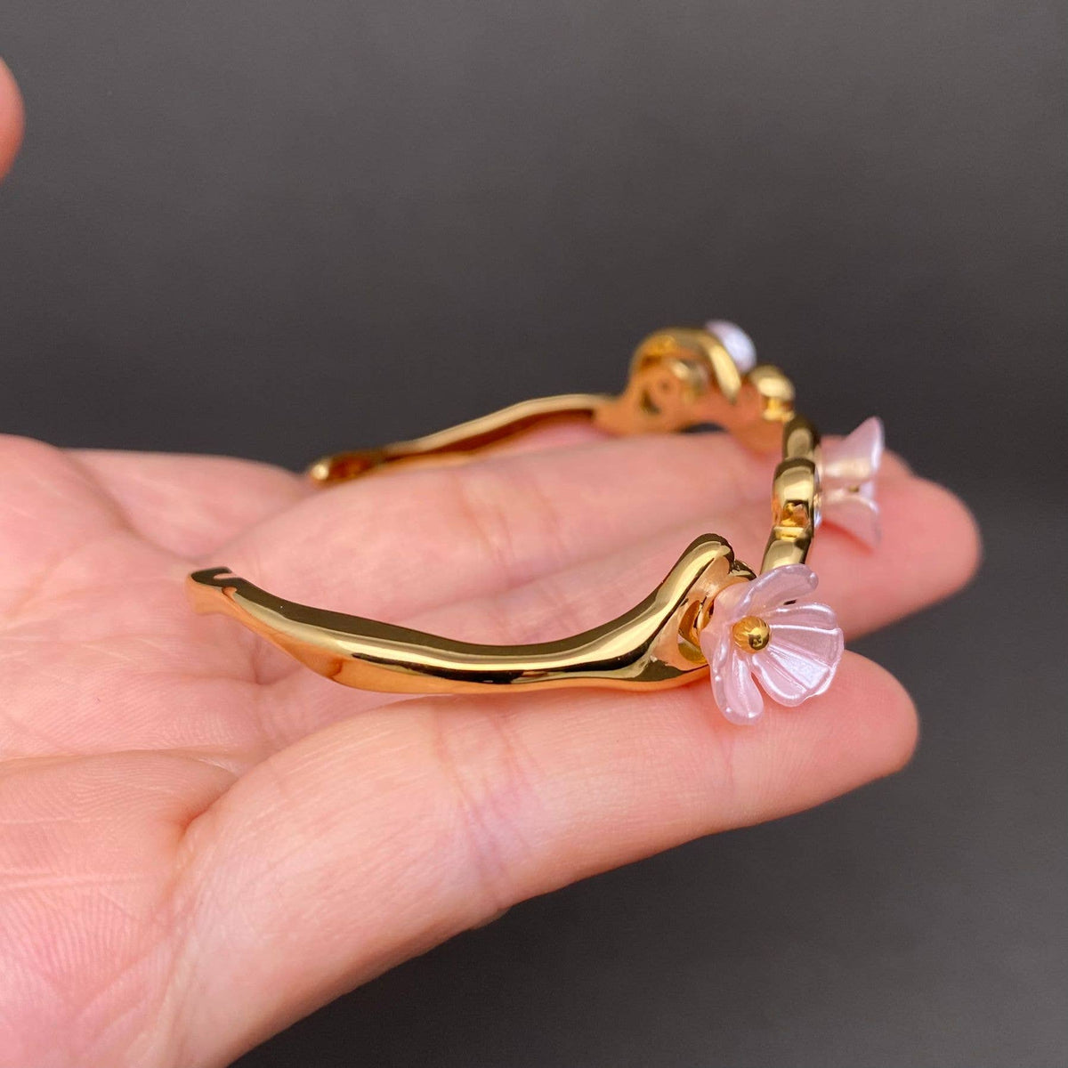 Zircon Inlaid Resin Flower 18K Gold Plated SS Cuff - FGS: White