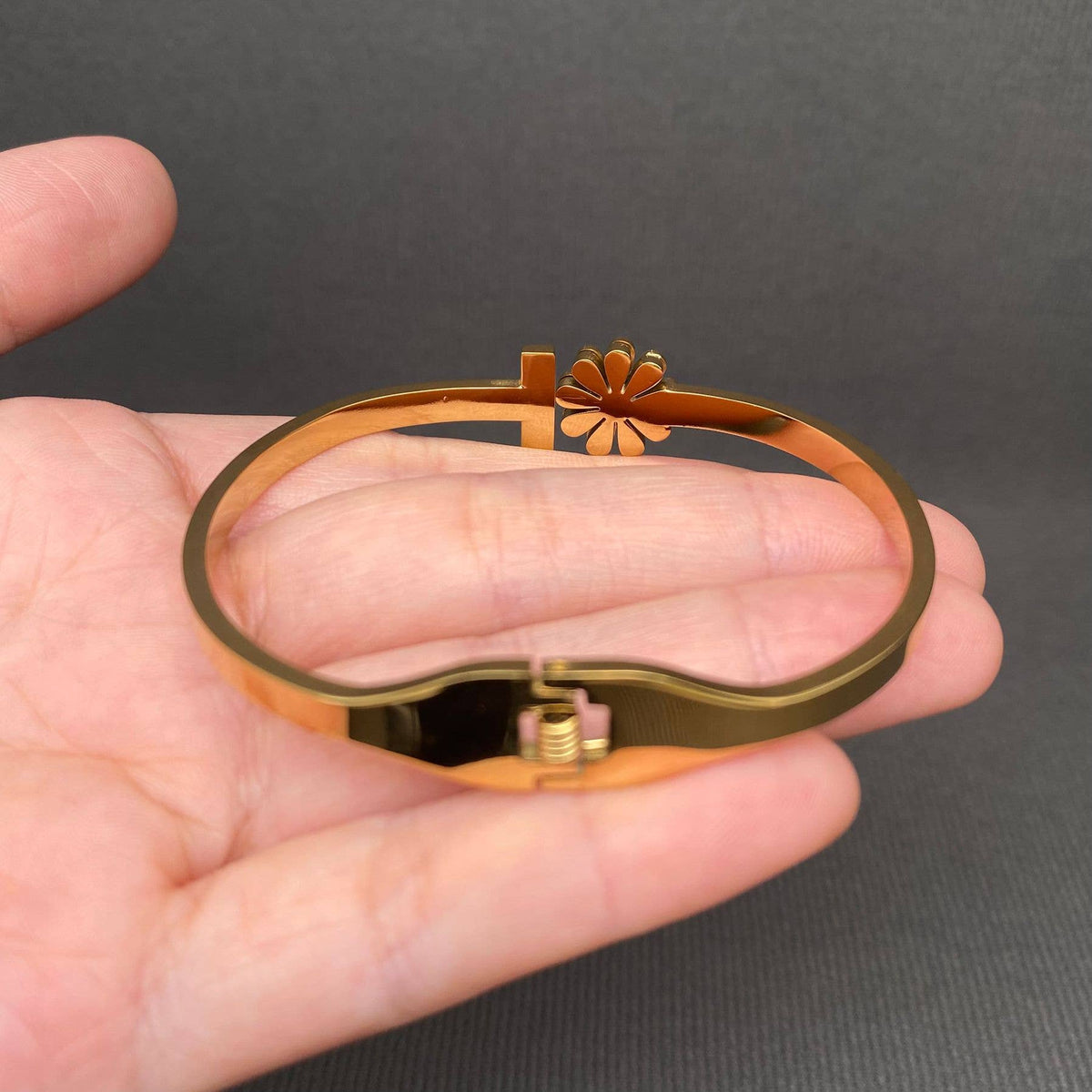 Enamel Daisy Zircon Inlaid 18K Gold Plated SS Bangle - FGS