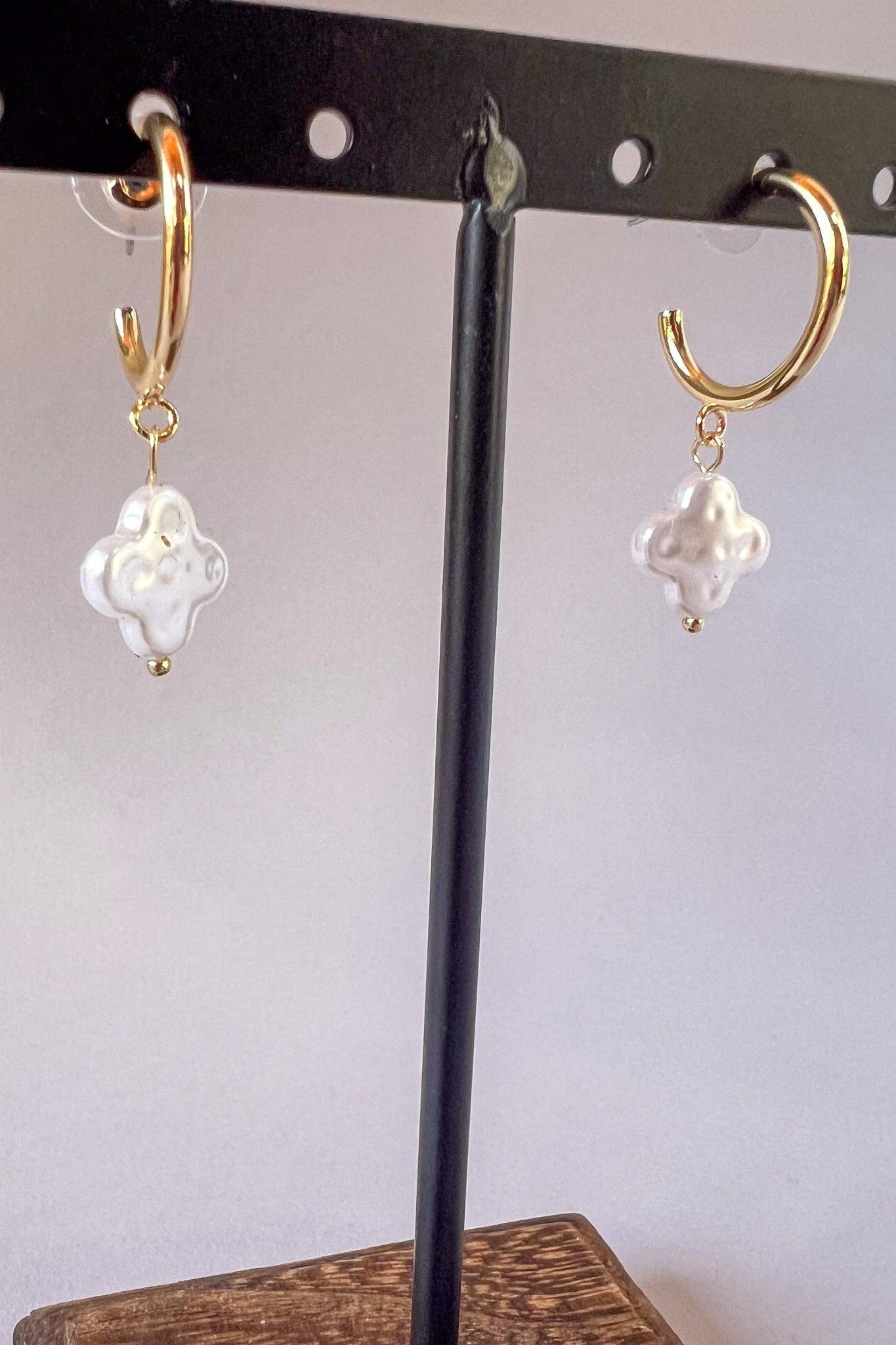 Pearl Hoop Clover Earring EG11