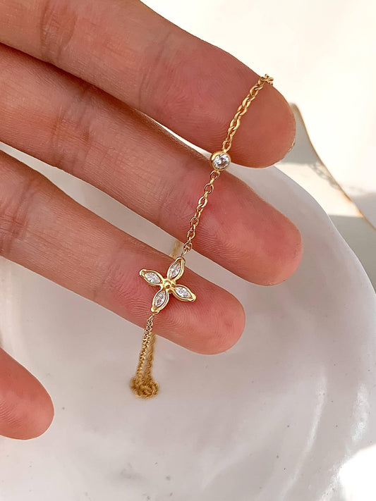 Clyra 18K Gold Non-Tarnish Dainty Flower Pendant Necklace: Yellow Gold